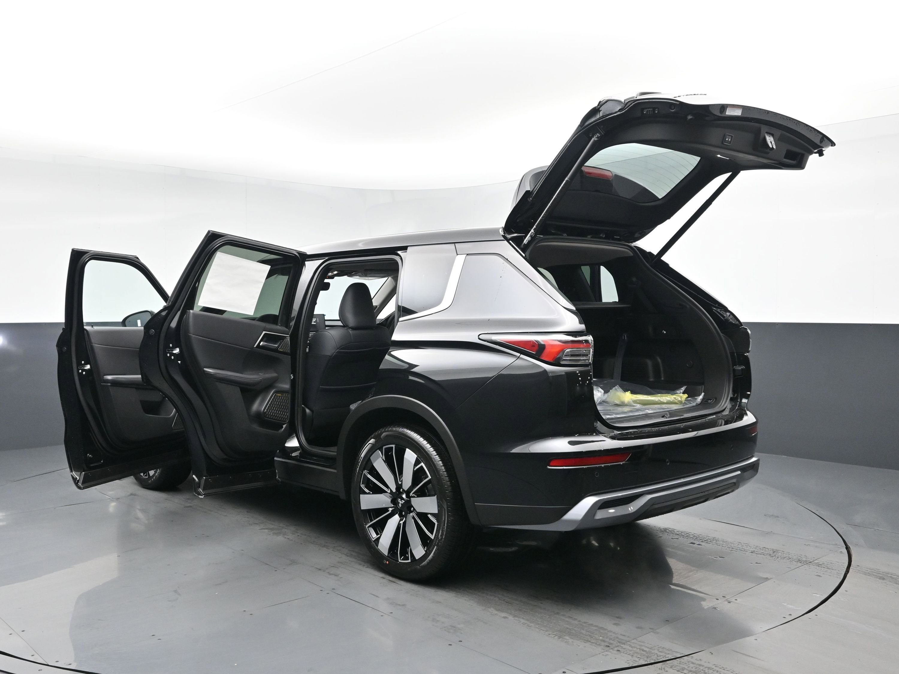 New 2026 Black Diamond Mitsubishi SE image 32