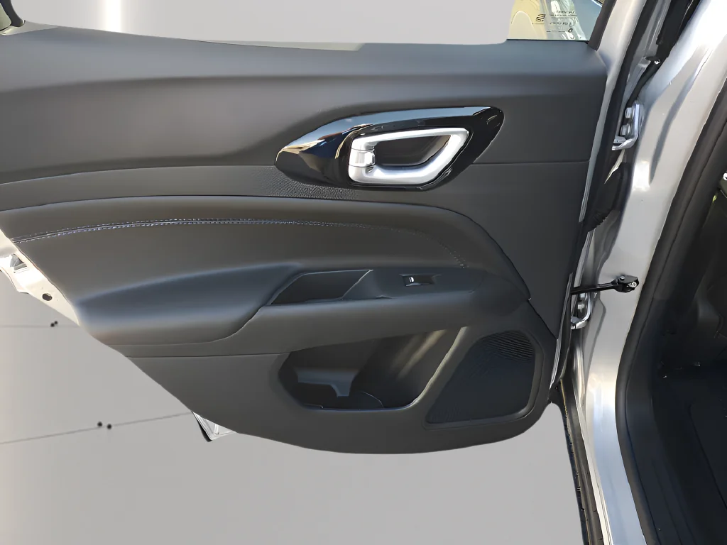 New 2026 Silver Zynith Metallic Clearcoat Jeep Latitude image 21