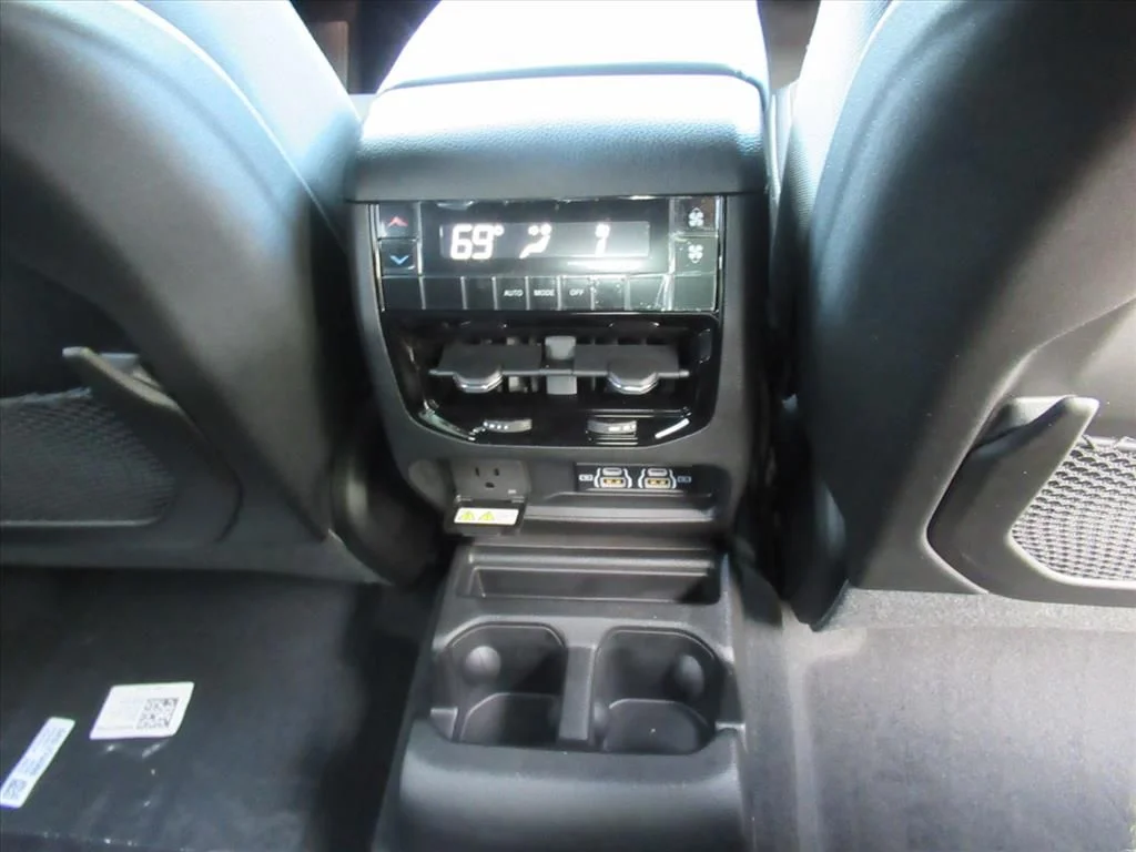 New 2026 Bright White Clear-Coat Exterior Paint Jeep Laredo X image 15