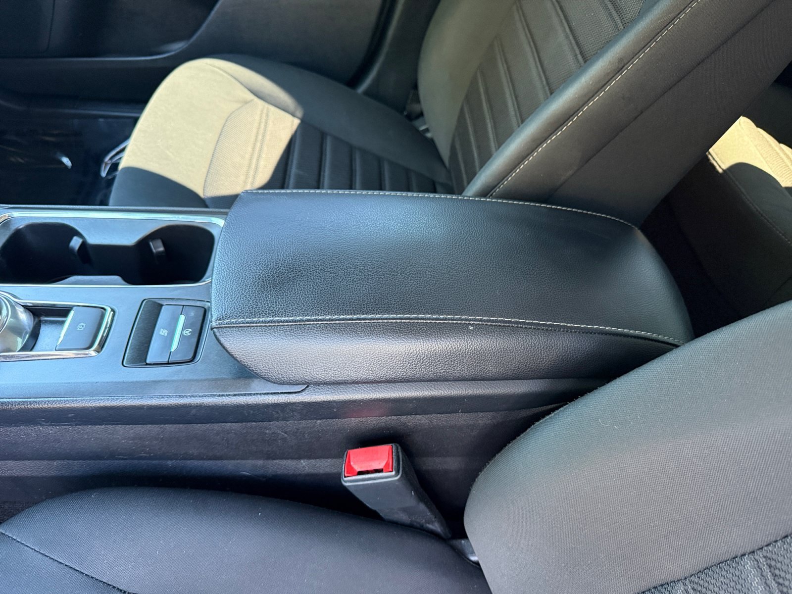 Used 2020 White Platinum Clearcoat Metallic Ford SE image 14