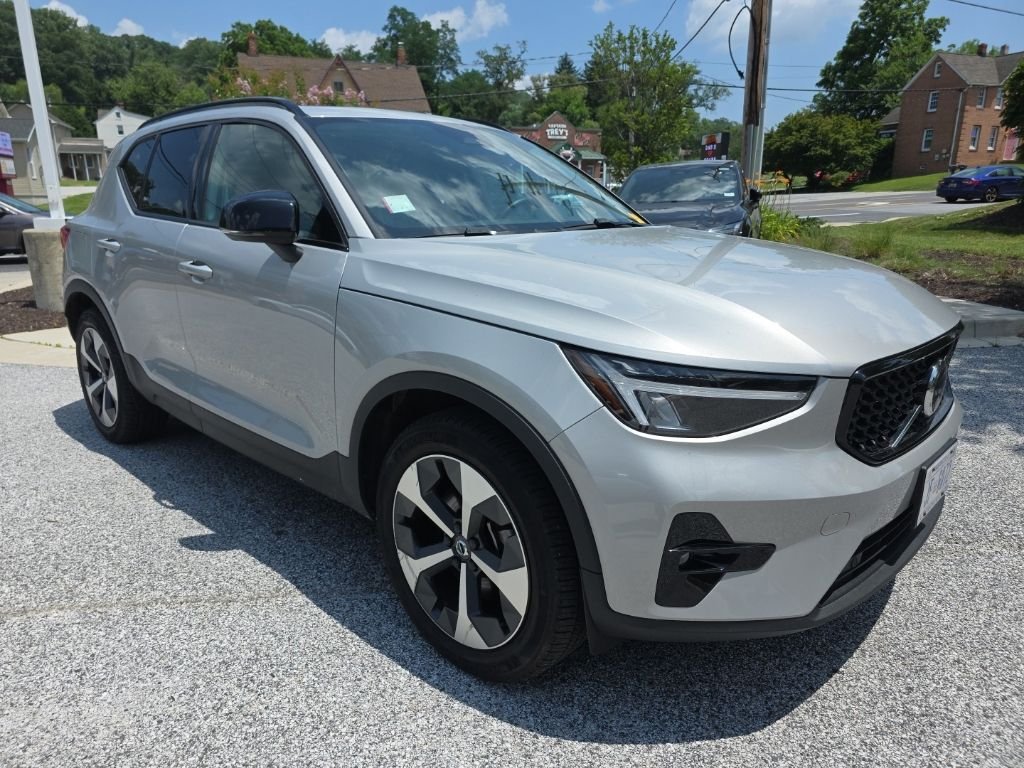 2023 Volvo XC40 B5 Plus Dark AWD's photo