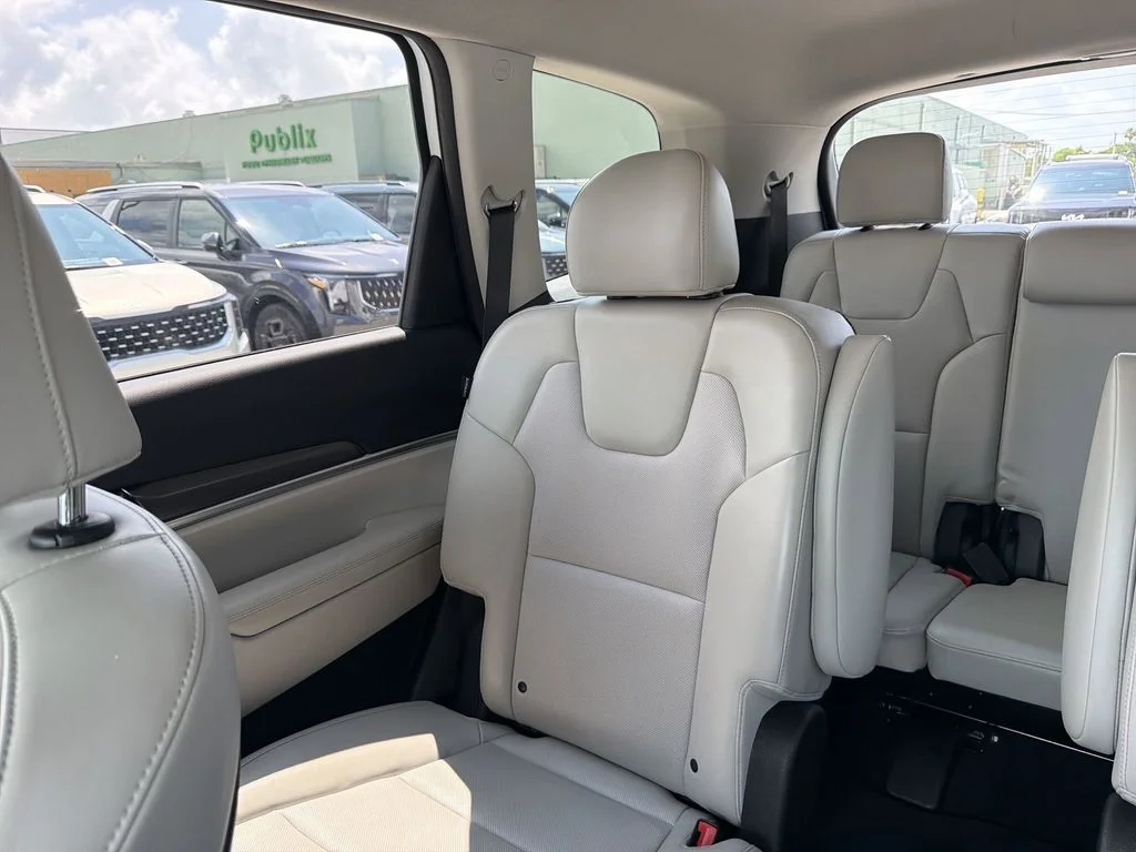 Used 2024 White Kia S image 12