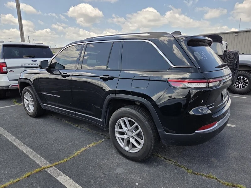 Used 2023 Diamond Black JEEP LAREDO image 7