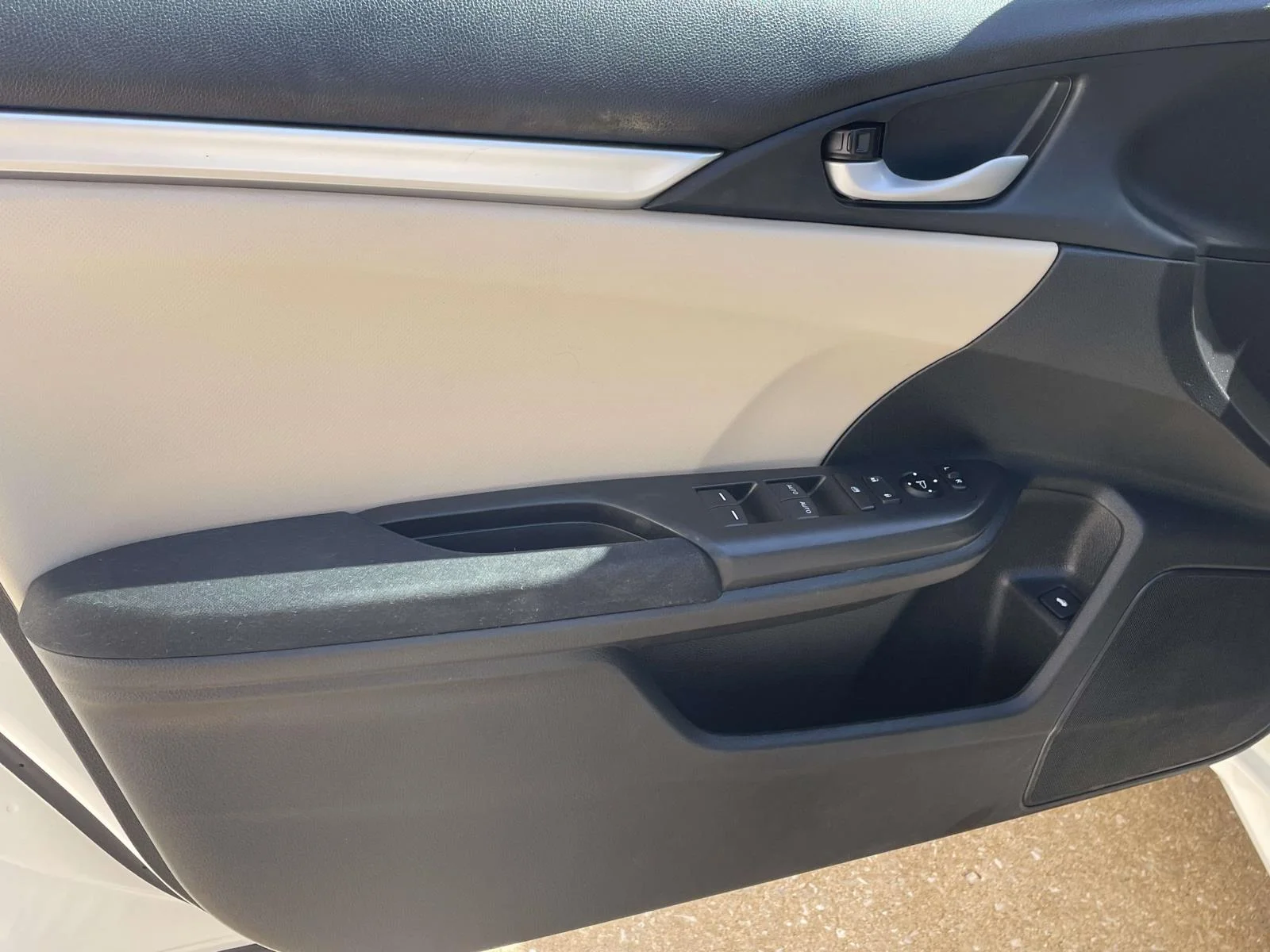 Used 2018 White Honda LX CVT image 16