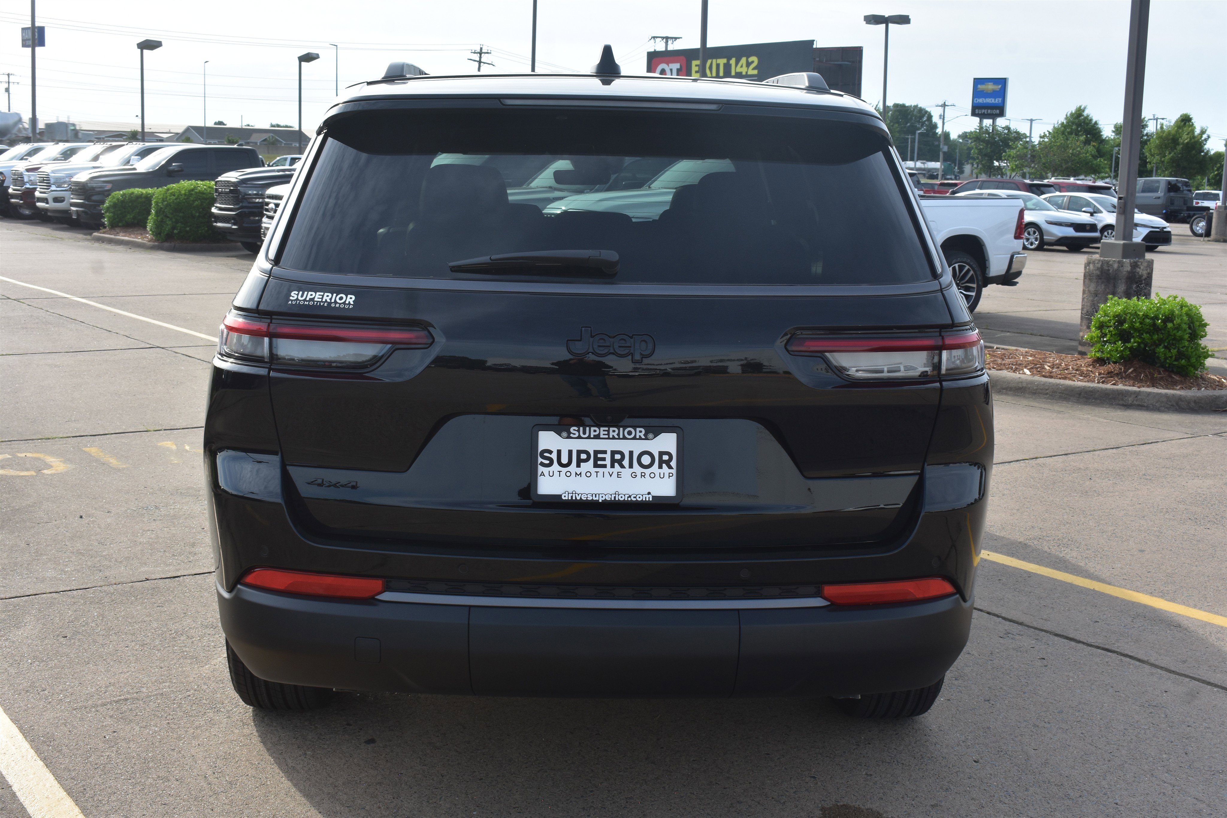 New 2026 Diamond Black Crystal Pearl-Coat Exterior Paint Jeep Laredo Altitude image 6