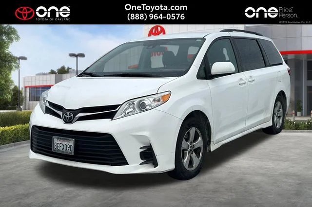 2018 Toyota Sienna LE V6 8-Passenger's photo