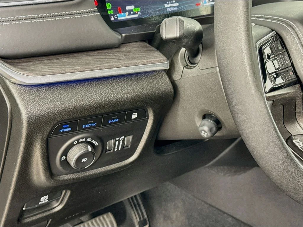Used 2022 Gray Jeep Overland 4xe image 10