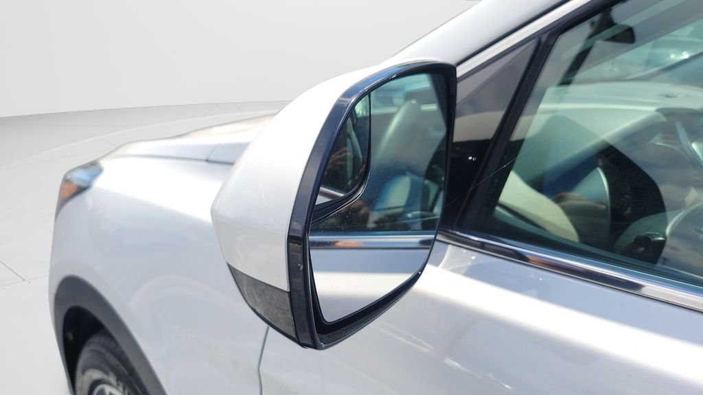Used 2017 White Hyundai SE image 26