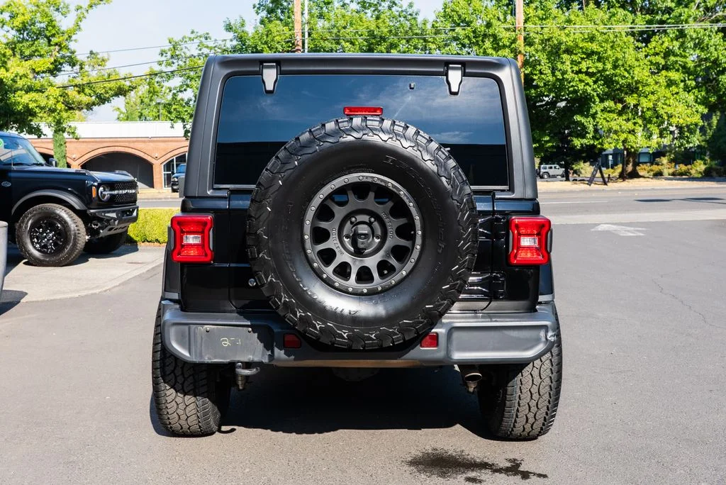 Used 2018 Black Jeep Unlimited Sahara image 5