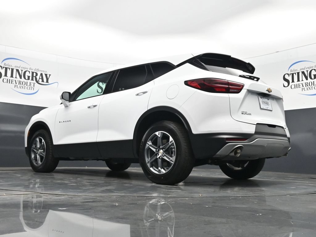 Used 2025 Summit White Chevrolet 2LT image 33
