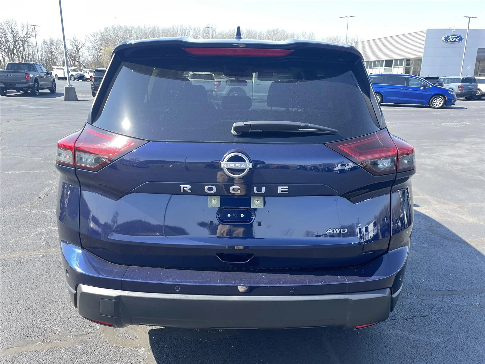 Used 2025 Deep Ocean Blue Pearl Nissan SV image 4