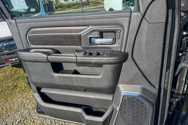 New 2026 Diamond Black Crystal Pearl-Coat Exterior Paint RAM Laramie image 16