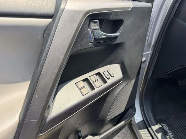 Used 2018 Silver Toyota XLE image 21