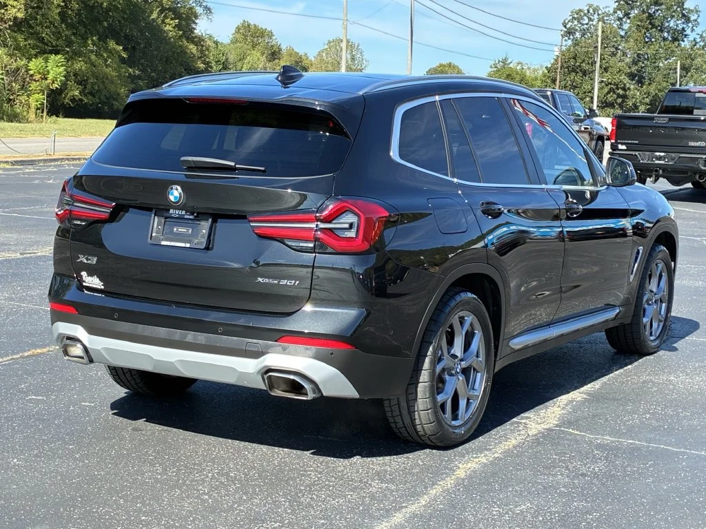 Used 2024 Black BMW xDrive30i image 4