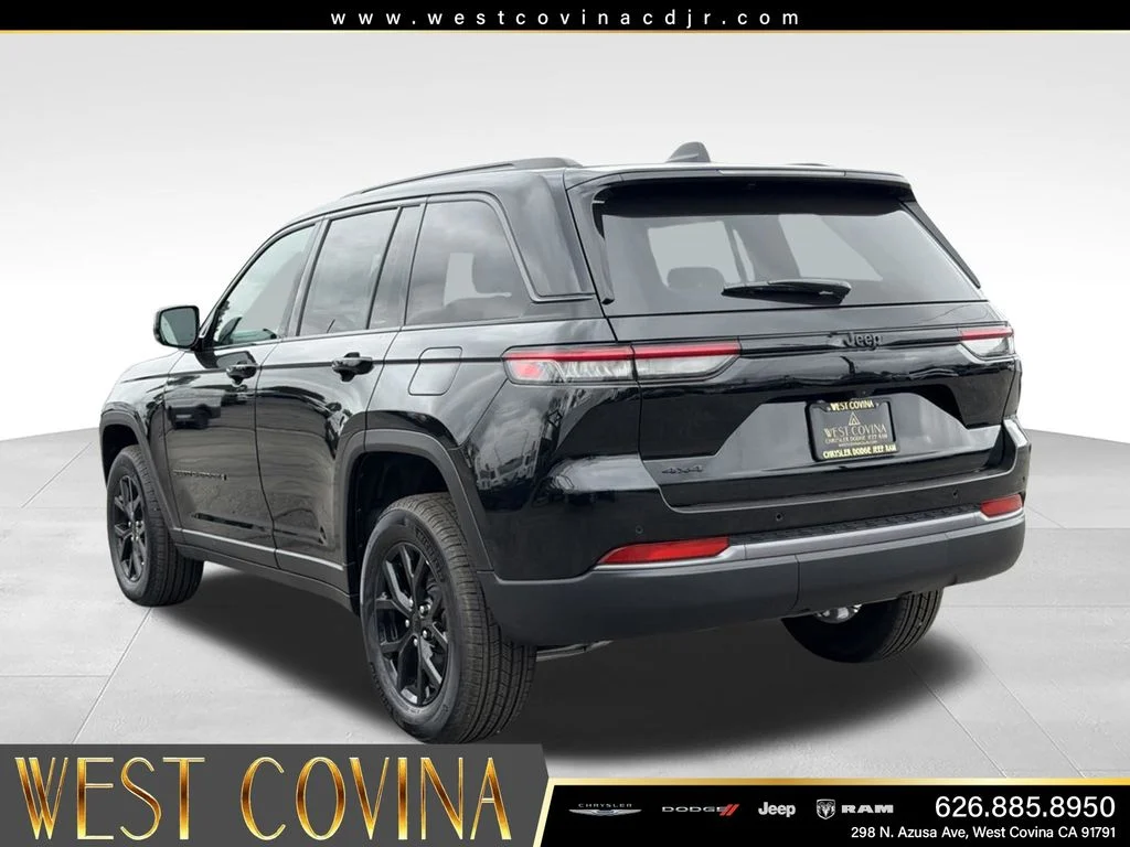 New 2026 Diamond Black Crystal Pearlcoat Jeep Altitude image 10
