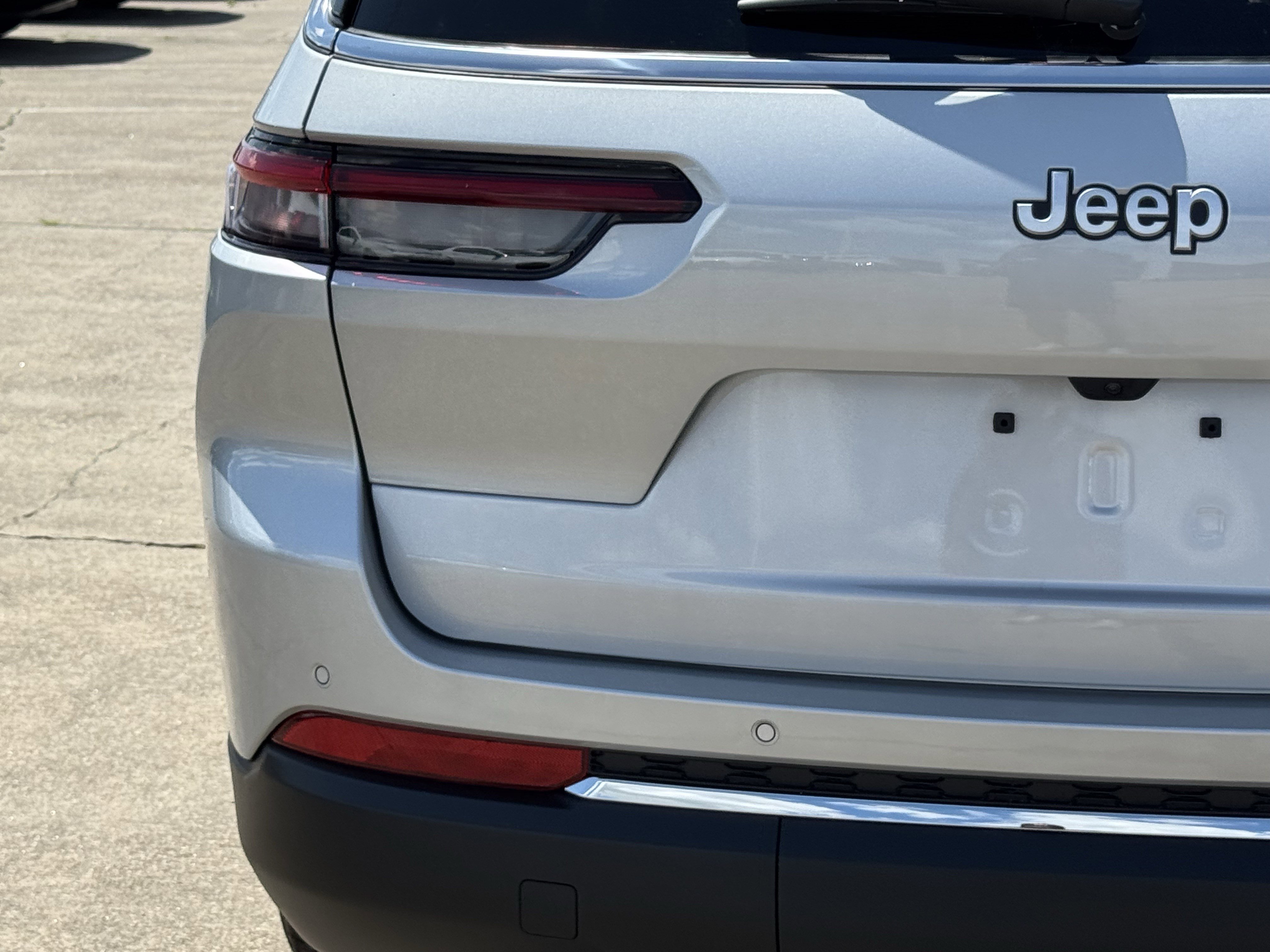 New 2026 Silver Zynith Exterior Paint Jeep Laredo image 10