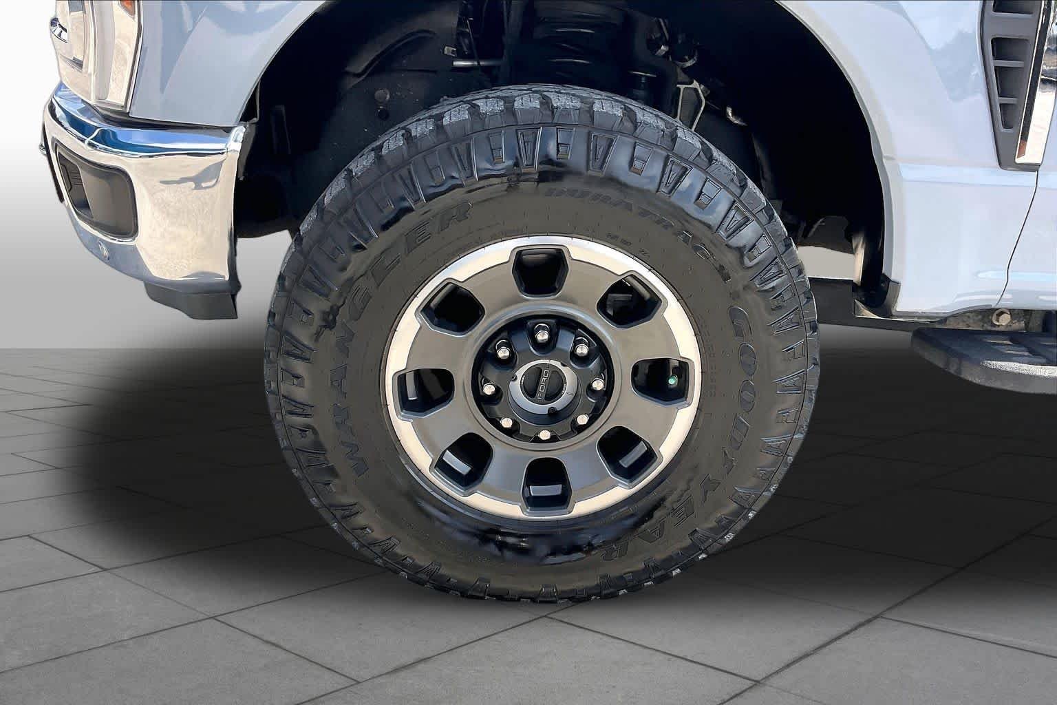 Used 2024 Glacier Gray Metallic Tri-Coat Ford King Ranch image 11