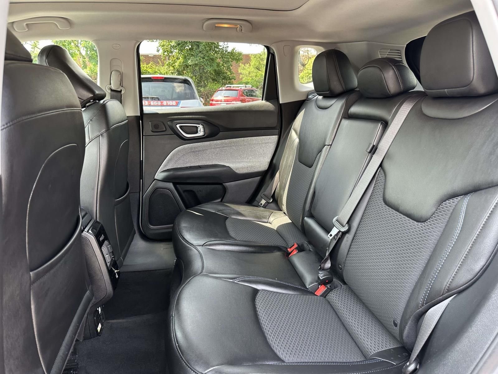 Used 2022 Silver Jeep Latitude image 7