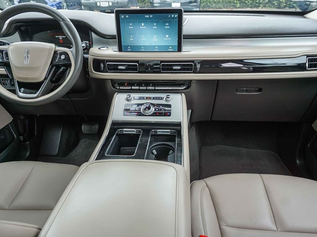 Used 2022 White Lincoln Standard image 14