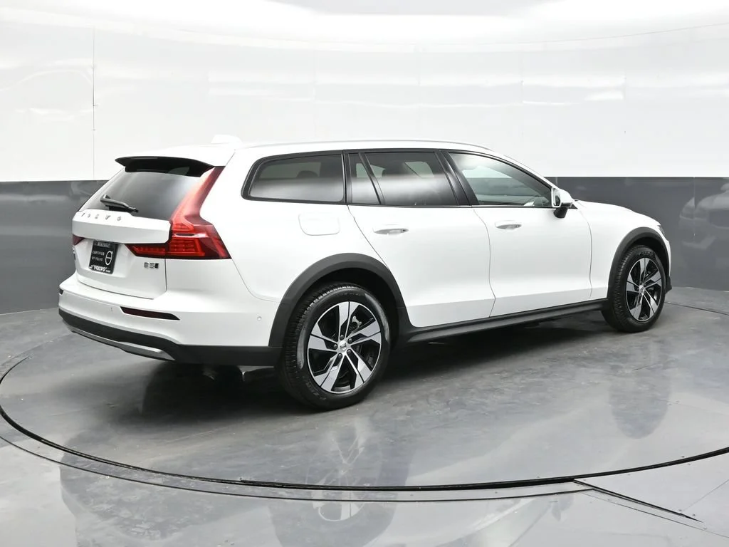 Certified Used 2026 Crystal White Volvo Plus image 7