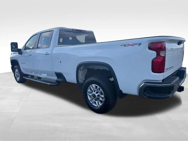 Used 2025 Summit White Chevrolet LT image 3