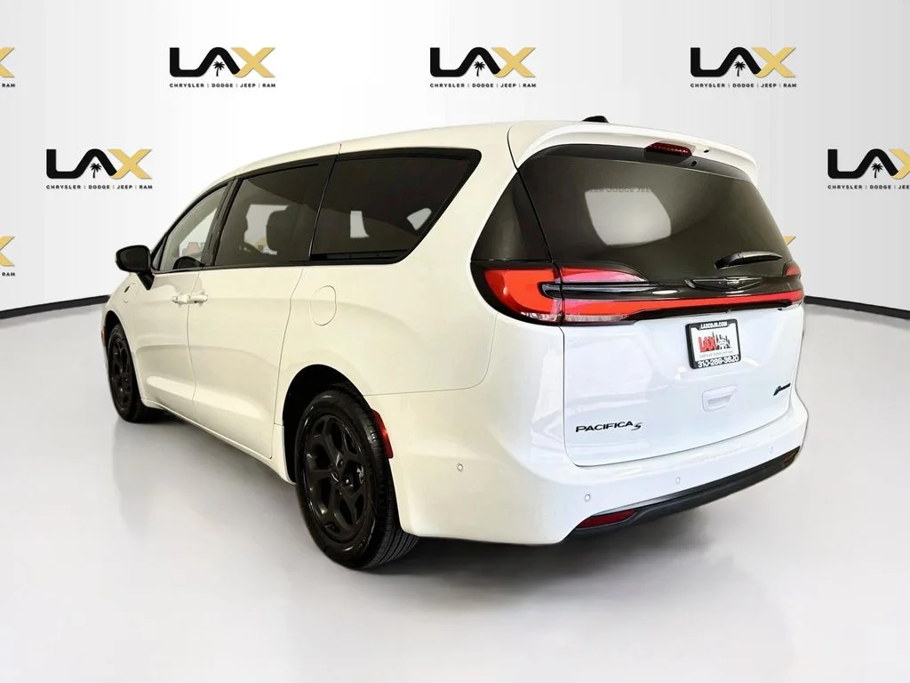 Used 2023 White Chrysler Touring L image 5