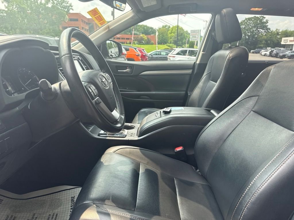 Used 2019 Silver Toyota XLE image 9