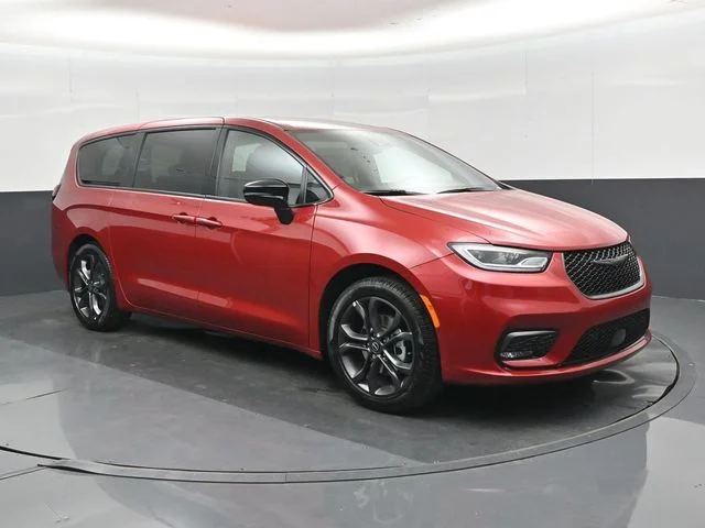 2026 Chrysler Pacifica Select's photo