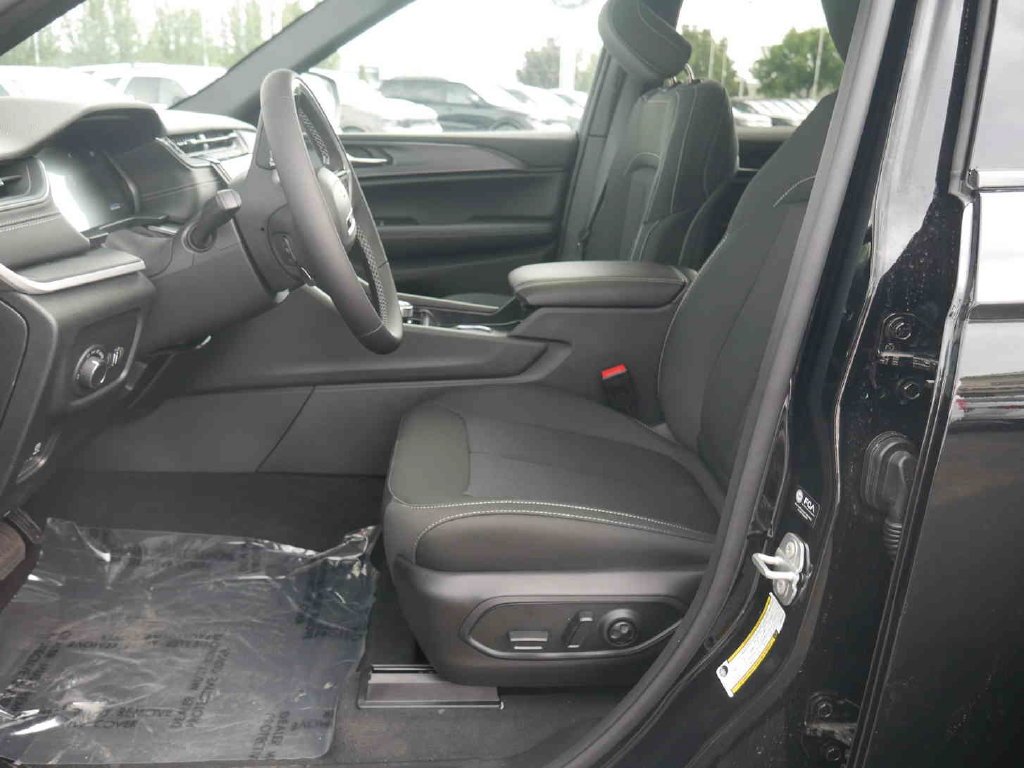 New 2026 Diamond Black Crystal Pearl-Coat Exterior Paint Jeep Laredo X image 25
