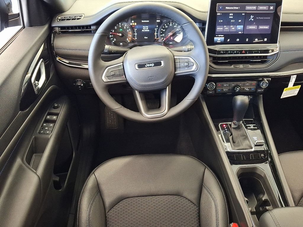 New 2026 Diamond Black Crystal Pearlcoat Jeep Latitude image 9