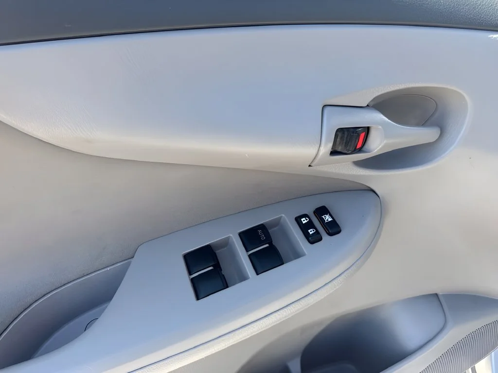 Used 2009 Silver Toyota LE image 20