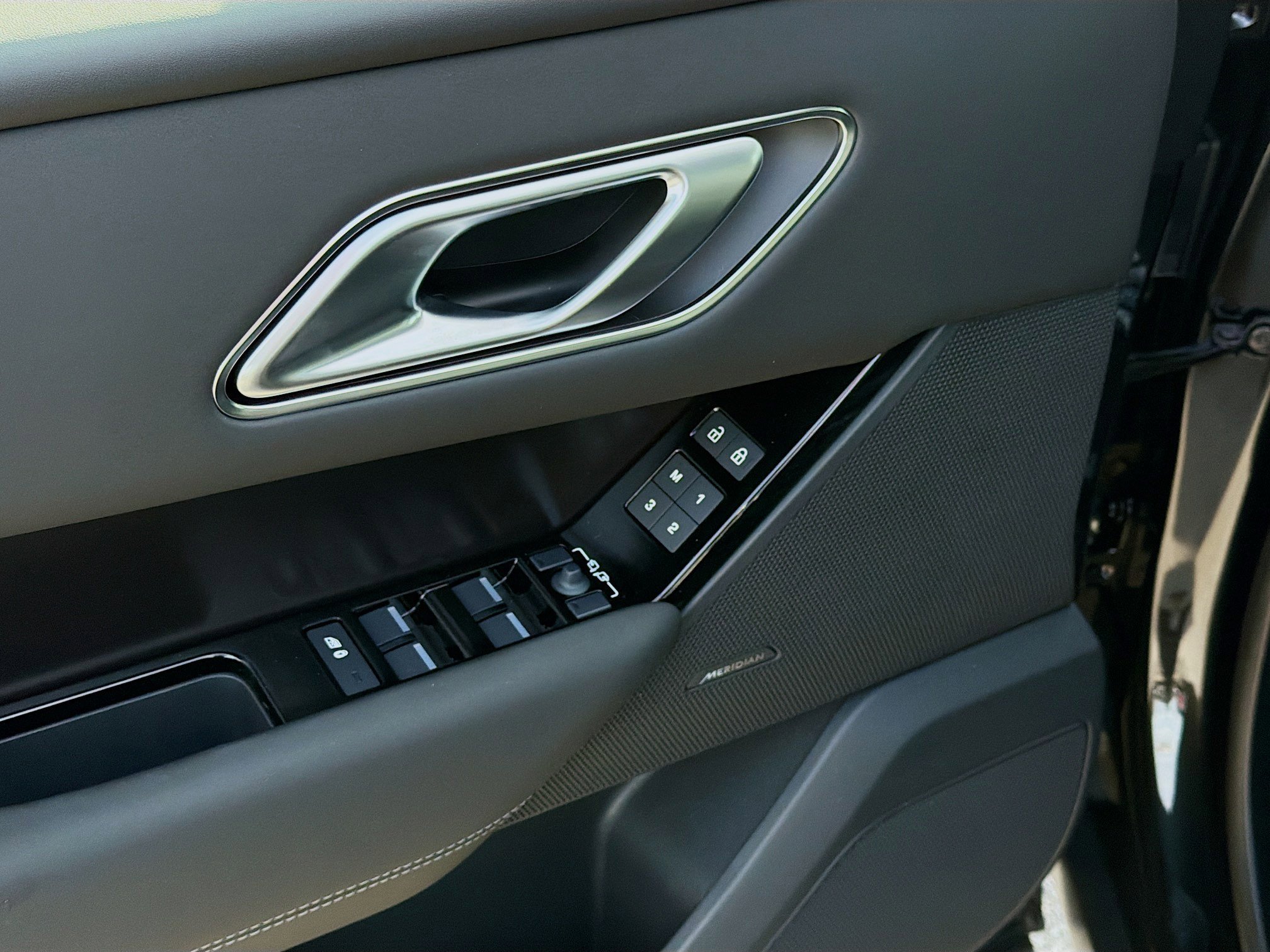 New 2026 Santorini Black Land Rover Belgravia Edition image 21