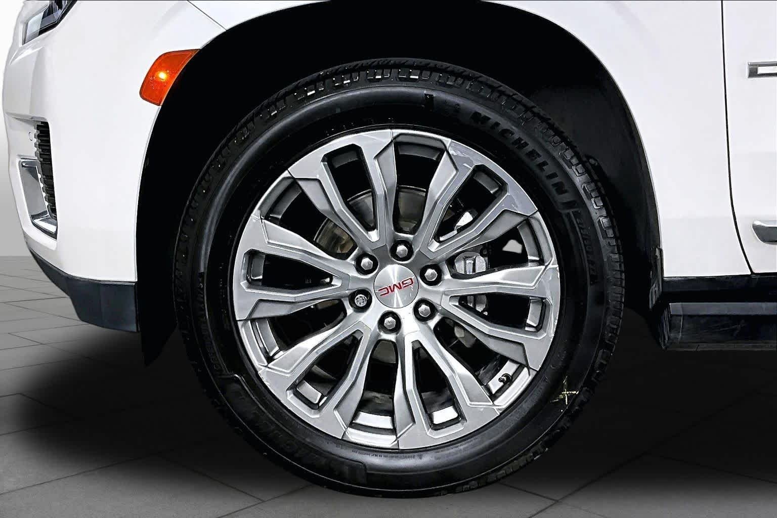 Used 2021 White Frost Tricoat GMC Denali image 10