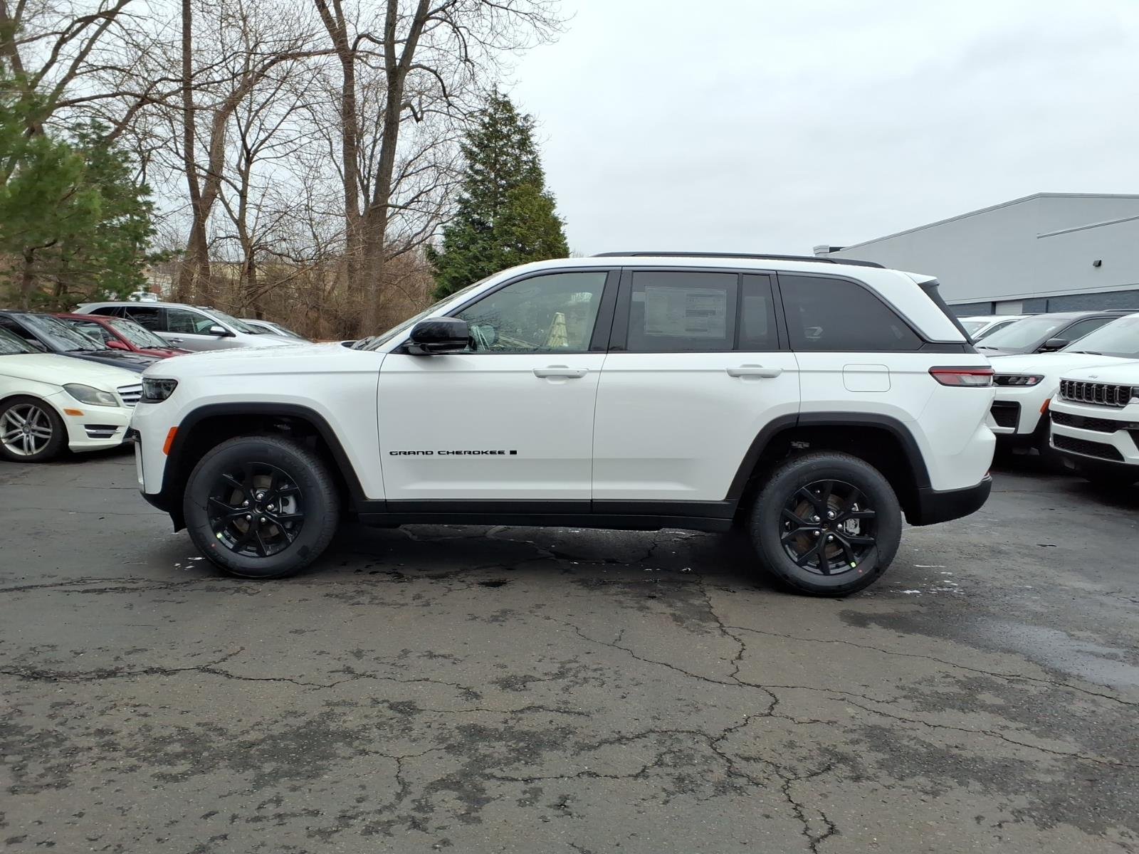 New 2026 Bright White Clear-Coat Exterior Paint Jeep Altitude image 6