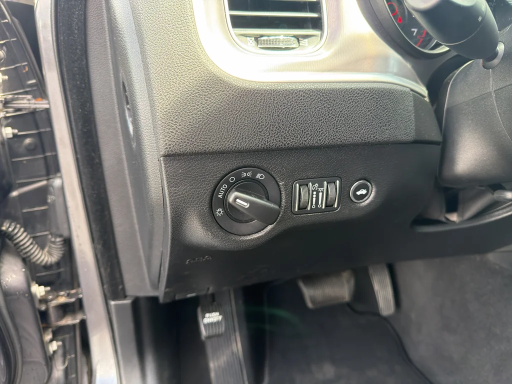 Used 2022 Granite Pearlcoat Dodge SXT image 11