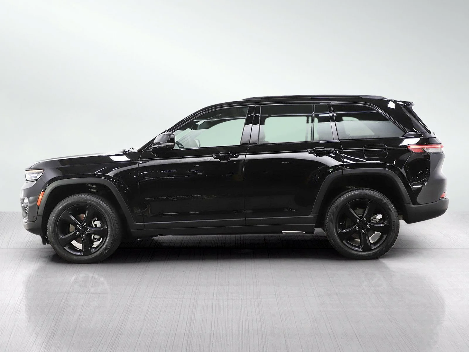 Used 2025 Diamond Black Crystal Pearlcoat Jeep Limited image 2