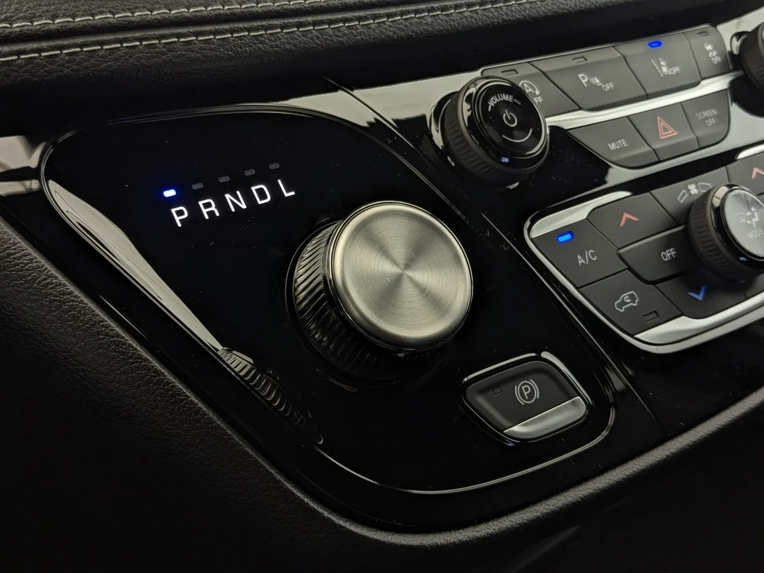 New 2027 Black Chrysler Select - - FWD - Stow n Go Seating - Adaptive Cruise - Blind-Spot - Apple CarPlay & More! image 19