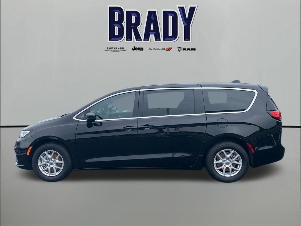 Used 2025 Black Chrysler Select image 4