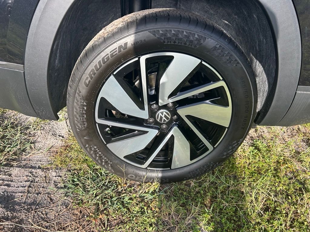 New 2026 Black Volkswagen SE w/Technology image 24