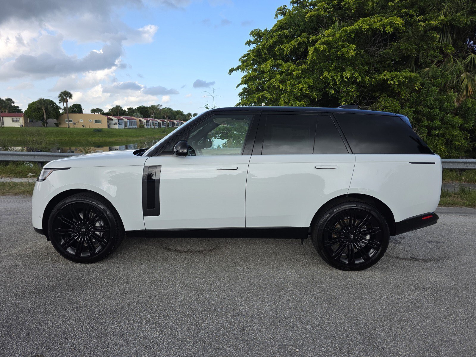 New 2027 Fuji White Land Rover P400 SE image 7