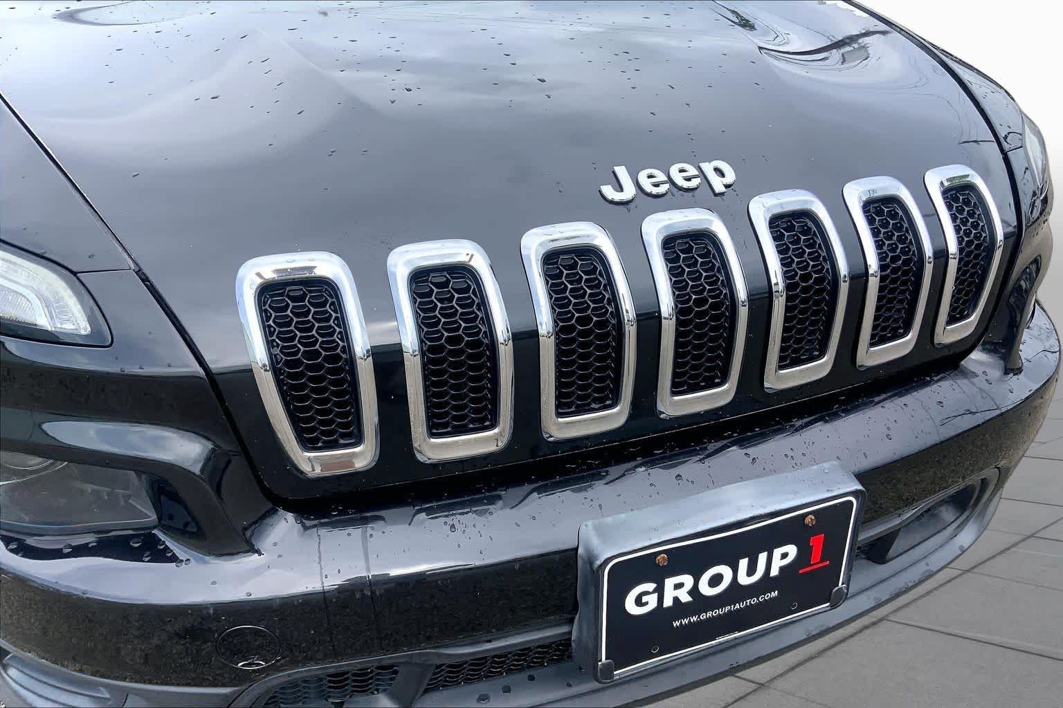 Used 2014 Brilliant Black Crystal Pearlcoat Jeep Sport image 28