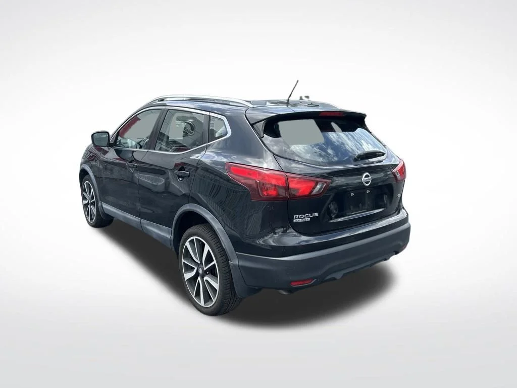 Used 2017 Magnetic Black Nissan SL image 4