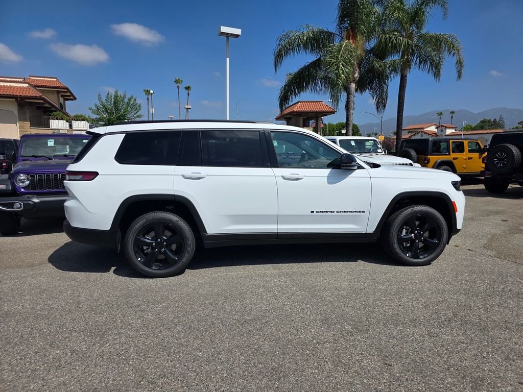 New 2026 Bright White Clear-Coat Exterior Paint Jeep Limited image 3