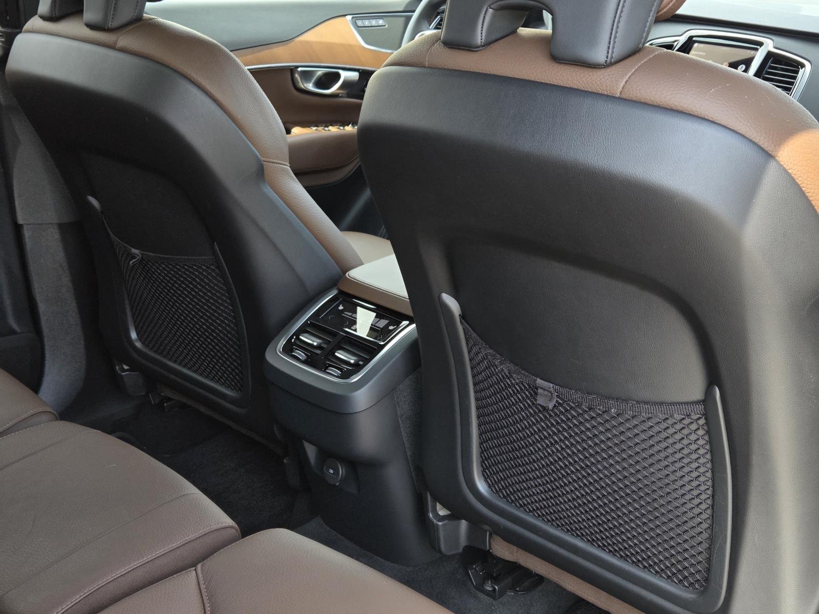 Used 2024 Onyx Black Metallic Volvo Plus Bright Theme image 39