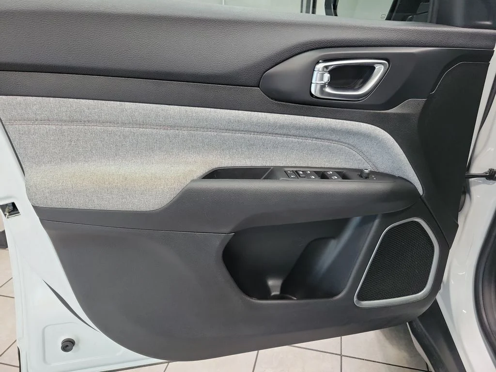 Used 2022 White Jeep Latitude Lux image 32