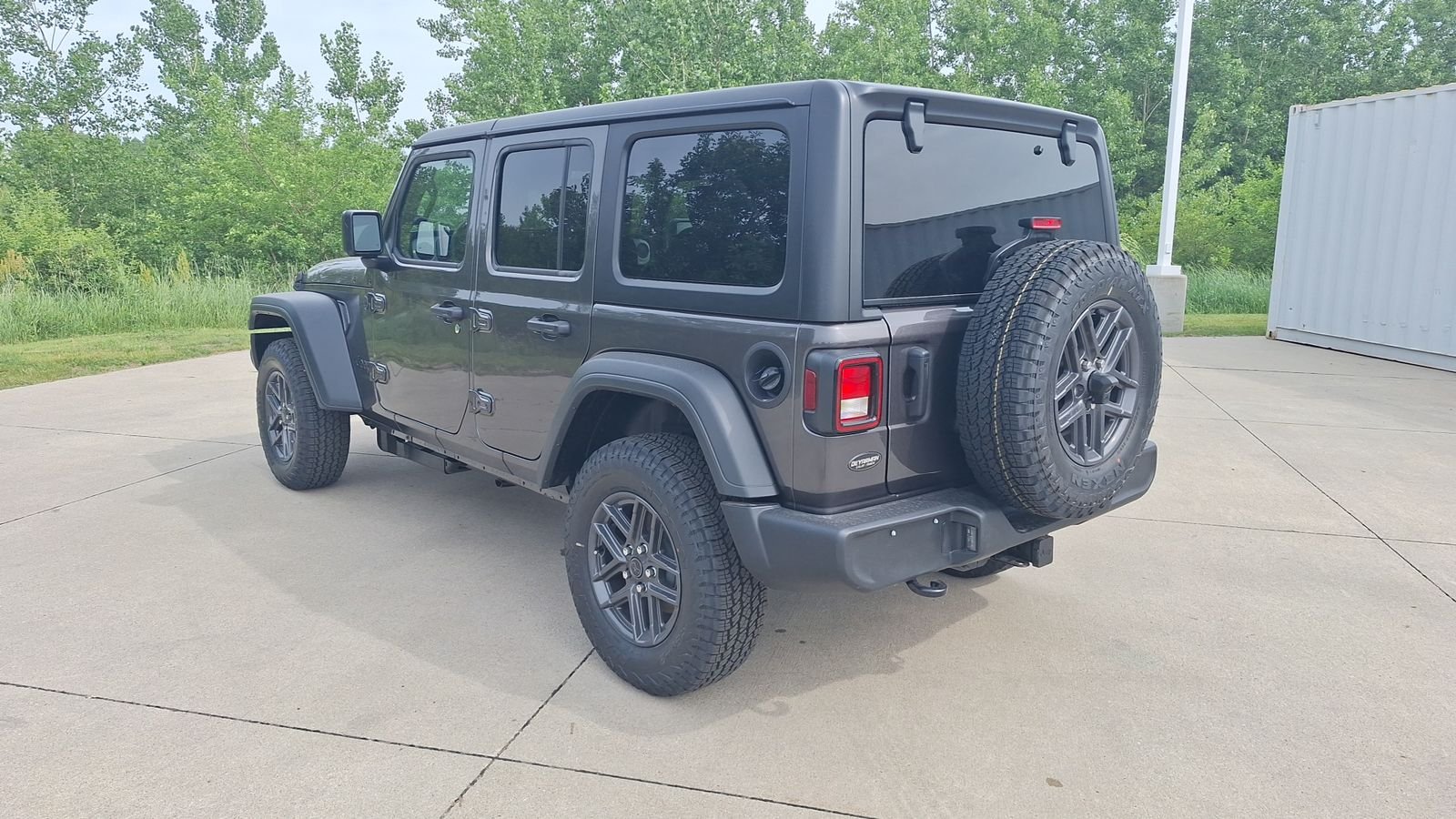 New 2026 Granite Crystal Metallic Clear-Coat Exterior Paint Jeep Sport S image 5