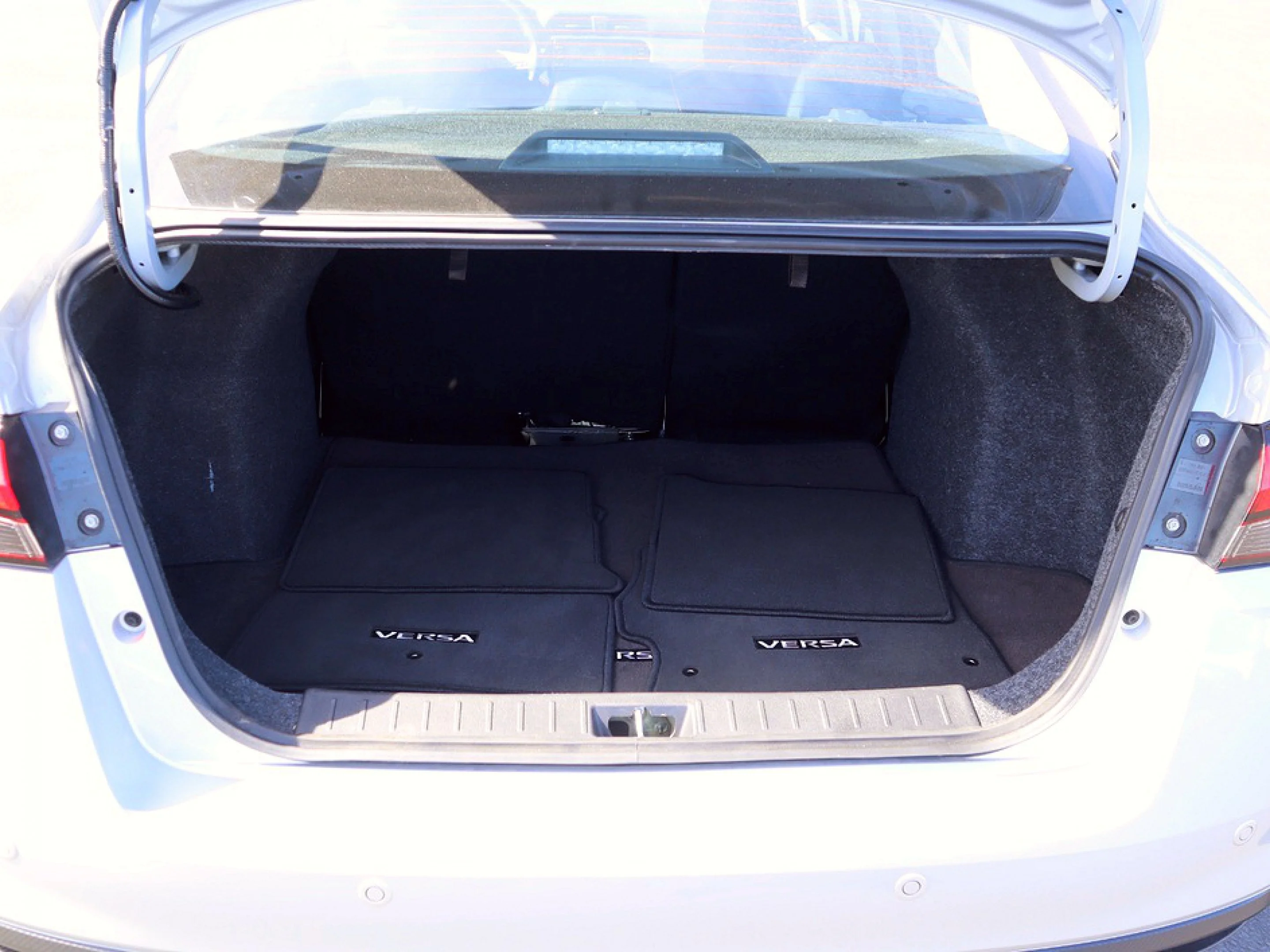 2025 Nissan Versa Sedan SR - Photo 7