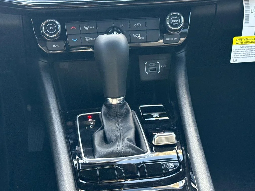 New 2026 White Jeep Latitude image 17