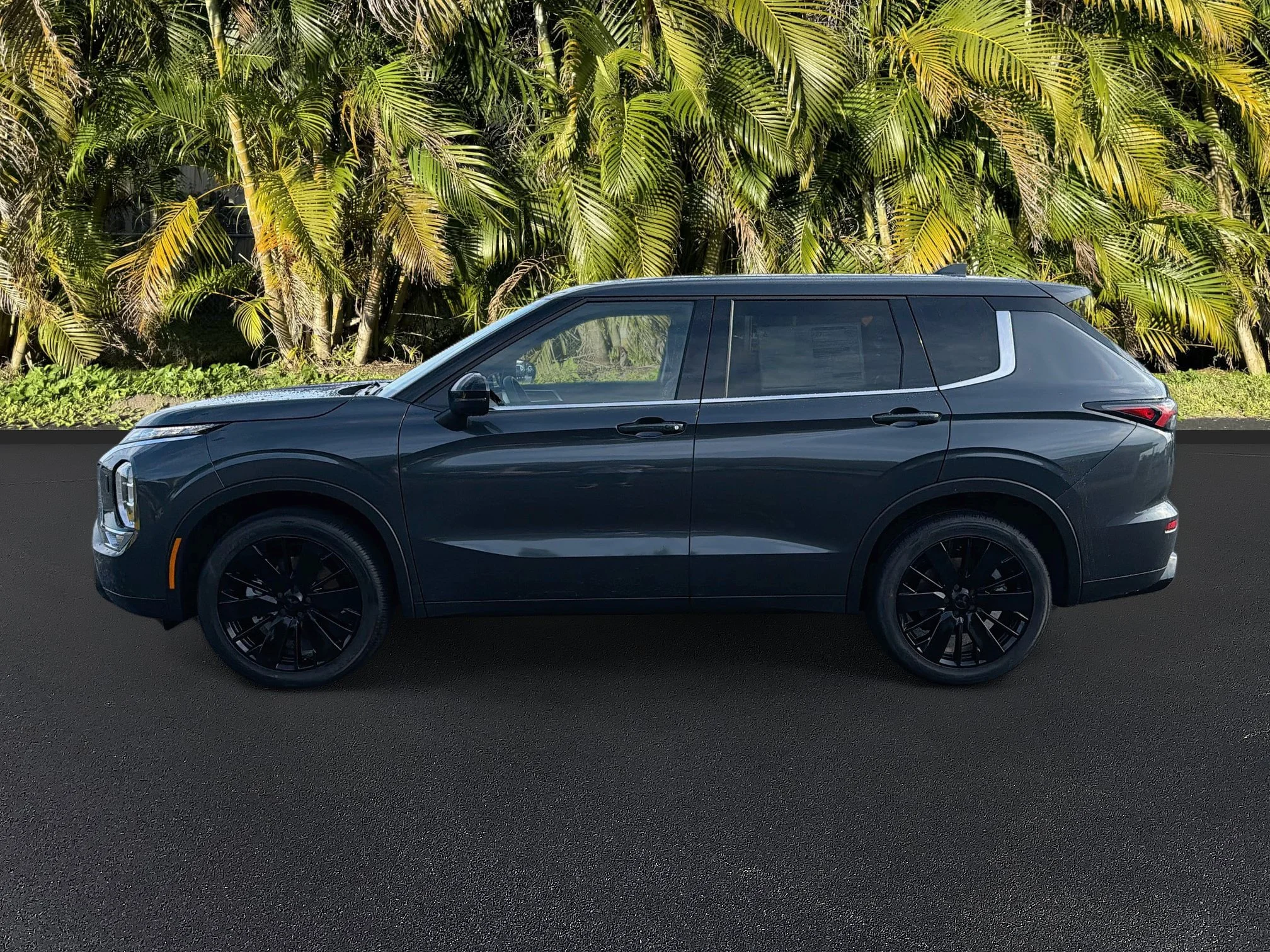 New 2026 Graphite Gray Mitsubishi LE image 7