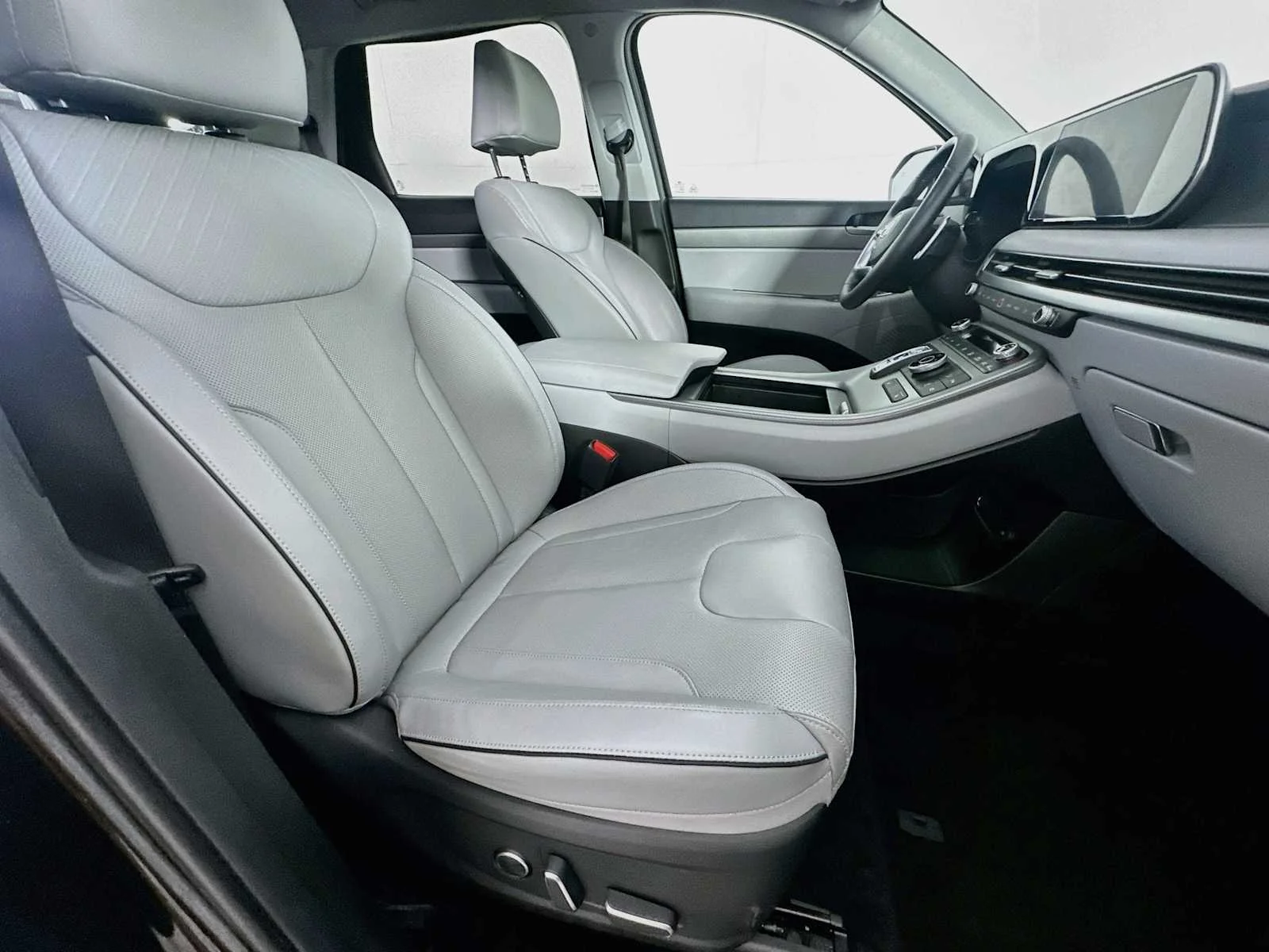 Used 2025 Abyss Black Pearl Hyundai SEL image 28